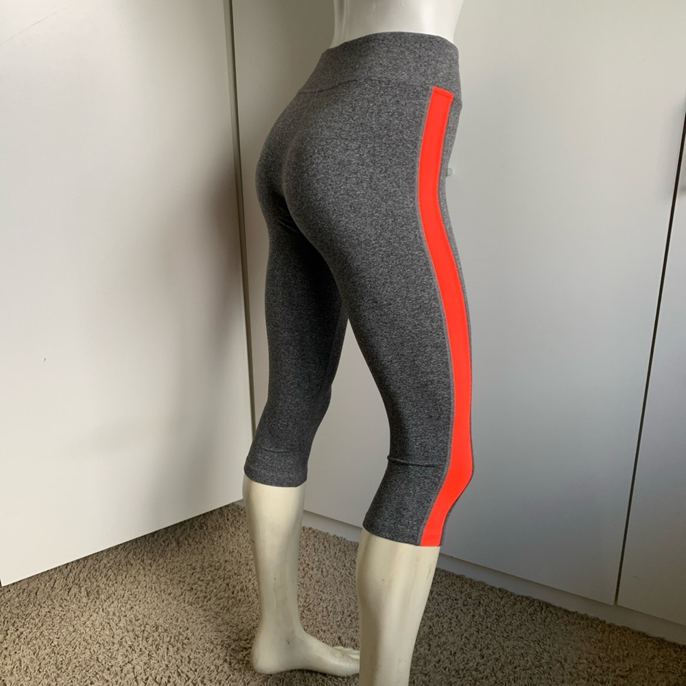 The North Face women’s small 3/4 pull on compression leggings gray/coral